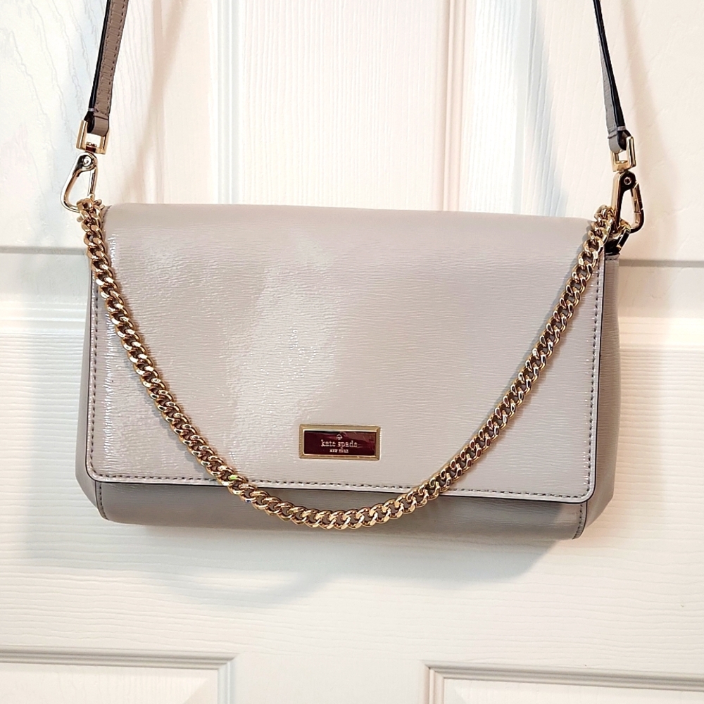Kate Spade ♠️ carson gray patent leather with gold chain crossbody